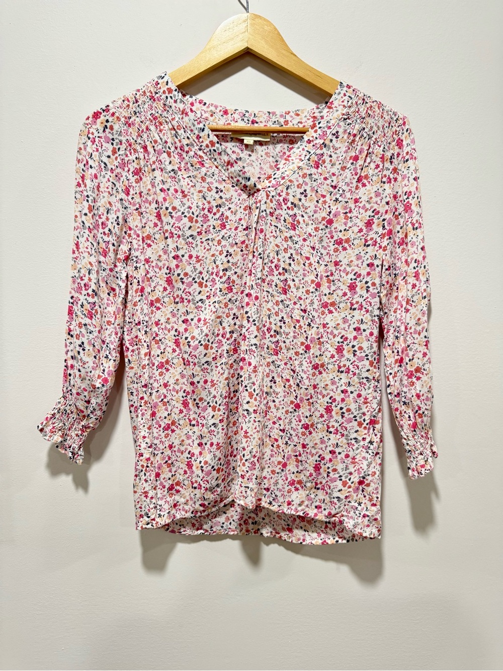 Cynthia Rowley Pink Floral Feminine Blouse Split Neck Smocked Cuffs Size XS